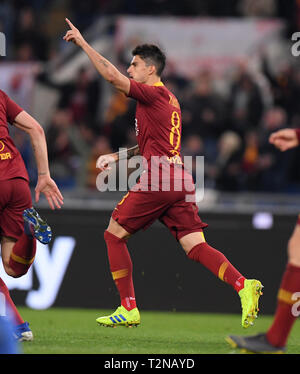 Rom, Italien. 3 Apr, 2019. Roma von Diego Perotti feiert sein Ziel während einer italienischen Serie ein Fußballspiel zwischen Roma und Fiorentina in Rom, Italien, 3. April 2019. Credit: Alberto Lingria/Xinhua/Alamy leben Nachrichten Stockfoto