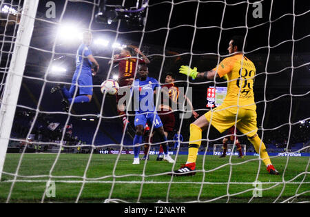 Rom, Italien. 3 Apr, 2019. Die Fiorentina Deutsche Pezzella (L) erzielt sein Ziel während einer italienischen Serie A Fußballspiel zwischen Roma und Fiorentina in Rom, Italien, 3. April 2019. Credit: Alberto Lingria/Xinhua/Alamy leben Nachrichten Stockfoto