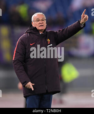 Rom, Italien. 3 Apr, 2019. Roma's Coach Claudio Ranieri Gesten während einer italienischen Serie ein Fußballspiel zwischen Roma und Fiorentina in Rom, Italien, 3. April 2019. Credit: Alberto Lingria/Xinhua/Alamy leben Nachrichten Stockfoto