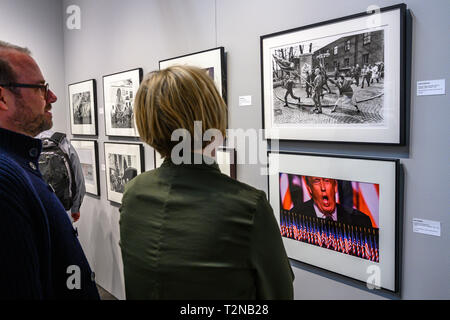 New York, USA. 7 Apr, 2019. Leute kommen die Vorschau auf die 39. Ausgabe der Fotografie präsentiert durch AIPAD (Vereinigung der Internationalen Fotografie Kunst Händler). Die Show bietet mehr als 90 der führenden Fine Art Fotografie Galerien der Welt und über 30 Buchverlage in New York City vom 4. April bis 7. Credit: Enrique Ufer/Alamy leben Nachrichten Stockfoto