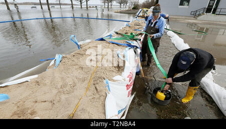 Moline, Iowa, USA. 3 Apr, 2019. CHRISTOPHER DOUGLAS, rechts, und JOE DILLARD arbeiten auf dem Halten von Pumpen auf ein Hochwasser die George Evans Corp. und andere Geschäfte entlang des Flusses fahren in der Nähe der 37th St. in Moline Mittwoch zu halten. Credit: Kevin E.Schmidt, Kschmidt@Qctim/Viererkabel - Zeiten/ZUMA Draht/Alamy leben Nachrichten Stockfoto