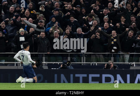 London, Großbritannien. 3 Apr, 2019. Tottenham Hotspur Heung-Min's Sohn feiert während der Premier League Match zwischen den Tottenham Hotspur und Crystal Palace an der Tottenham Hotspur Stadion in London, Großbritannien am 3. April 2019. Tottenham Hotspur gewann 2-0. Credit: Han Yan/Xinhua/Alamy leben Nachrichten Stockfoto