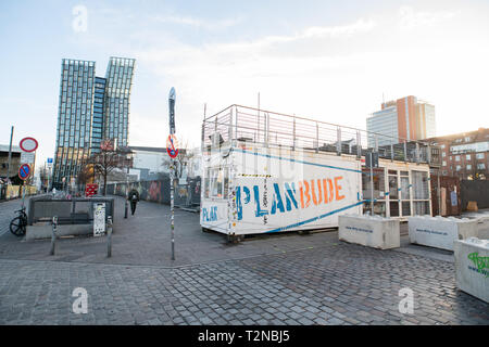 11. Dezember 2018, Hamburg: Das Büro container Der 'Planbude' steht vor dem Gelände der ehemaligen Esso Häuser am Spielbudenplatz. Die 'Planbude" wurde im Jahr 2014 gegründet, um Ideen für neue Projekte entwickeln und auf dem Gelände der ehemaligen Esso Häuser auf Spielbudenplatz organisieren. Ein neuer Gebäudekomplex ist auf der Hamburger Reeperbahn unter Berücksichtigung der Interessen der Bewohner des Stadtteils aufgebaut werden. Einem städtebaulichen Vertrag bietet die Aussicht auf eine Menge von öffentlich geförderten Wohnraum. Aber niemand scheint wirklich zu wollen, um ihn zu bauen. (Dpa' Problem kind Paloma Viertel - d Stockfoto