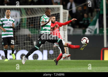 Lissabon, Portugal. 03 Apr, 2019. Cristián Borja von Sporting CP (L) Mias für den Ball mit Rafa Silva von SL Benfica (R) während der Tasse Portugal Plakat 2018/2019, 2nd Hand - letzten halben Fußballspiel zwischen Sporting CP vs SL Benfica. (Endstand: Sporting CP 1 - 0 SL Benfica) Credit: SOPA Images Limited/Alamy leben Nachrichten Stockfoto