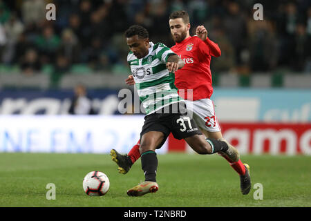 Lissabon, Portugal. 03 Apr, 2019. Wendel von Sporting CP (L) Mias für den Ball mit Rafa Silva von SL Benfica (R) während der Tasse Portugal Plakat 2018/2019, 2nd Hand - letzten halben Fußballspiel zwischen Sporting CP vs SL Benfica. (Endstand: Sporting CP 1 - 0 SL Benfica) Credit: SOPA Images Limited/Alamy leben Nachrichten Stockfoto