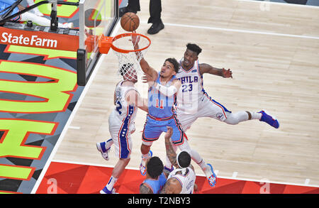 Atlanta, GA, USA. 3 Apr, 2019. Atlanta Hawks guard Trae Junge (11) versucht, eine oben legen Vergangenheit Philadelphia 76ers guard Jimmy Butler im zweiten Quartal ein NBA Basketball Spiel bei State Farm Arena in Atlanta, GA. Austin McAfee/CSM/Alamy leben Nachrichten Stockfoto