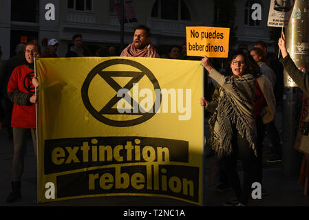 Die Demonstranten werden gesehen, riefen Parolen während des Protestes. Aktivisten aus der Gruppe Aussterben Rebellion versammelten sich in Callao Square in Madrid spanische Regierung Maßnahmen gegen den Klimawandel zu fordern. Stockfoto