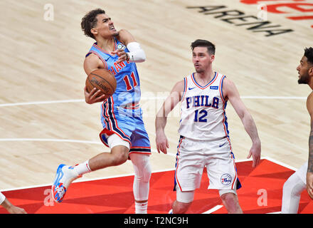 Atlanta, GA, USA. 3 Apr, 2019. Atlanta Hawks guard Trae Junge (11) versucht, einen Schuß hinter Philadelphia 76ers Guard T.J. McConnell (12) im dritten Quartal ein NBA Basketball Spiel bei State Farm Arena in Atlanta, GA. Austin McAfee/CSM/Alamy leben Nachrichten Stockfoto