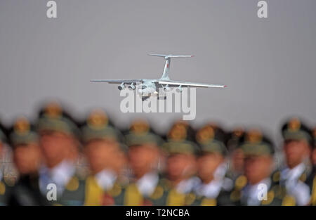 Peking, der chinesischen Provinz Liaoning. 3 Apr, 2019. Ein Flugzeug des bleibt und 145 Sachen der Märtyrer des Chinesischen Volkes Freiwilligen getötet im 1950-53 Koreakrieg bereitet bei Taoxian International Airport in Shenyang, Hauptstadt der Provinz Liaoning im Nordosten Chinas, 3. April 2019. Die Reste der 10 Märtyrer des Chinesischen Volkes Freiwillige wurden nach China Südkorea übertragen und wieder zurück nach Shenyang von Incheon, Südkorea am Mittwoch geflogen. Credit: Yang Qing/Xinhua/Alamy leben Nachrichten Stockfoto