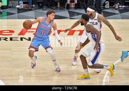 Atlanta, GA, USA. 3 Apr, 2019. Atlanta Hawks guard Trae Junge (11) schaut sich um mehrere Philadelphia 76ers Verteidiger im vierten Quartal ein NBA Basketball Spiel bei State Farm Arena in Atlanta, GA zu erhalten. Austin McAfee/CSM/Alamy leben Nachrichten Stockfoto