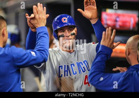 Atlanta, GA, USA. 3 Apr, 2019. Chicago Cubs erste Basisspieler Anthony Rizzo (44) feiert mit Teamkollegen nach dem Abdichten zu Hause auf eine bestandene Kugel während der MLB Aktion zwischen den Chicago Cubs und die Atlanta Braves bei SunTrust Park in Atlanta, GA. Jonathan Huff/CSM/Alamy leben Nachrichten Stockfoto