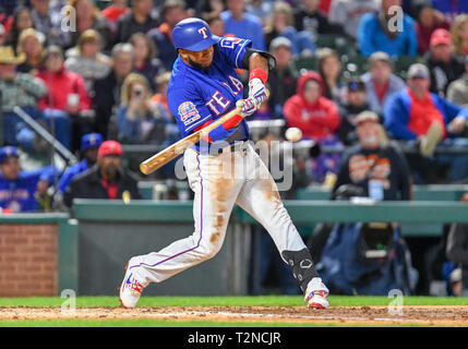 Arlington, Texas, USA. 03.April 2019: Texas Rangers shortstop Elvis Andrus #1 Während eine MLB Spiel zwischen den Houston Astros und der Texas Rangers bei Globe Life Park in Arlington, TX Texas besiegte Houston 4-0 Albert Pena/CSM. Credit: Cal Sport Media/Alamy leben Nachrichten Stockfoto