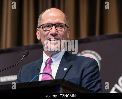 New York, Vereinigte Staaten. 03 Apr, 2019. New York, NY - 3. April 2019: Democratic National Committee Chairman Tom Perez spricht während National Action Network 2019 Übereinkommen im Sheraton Times Square Credit: Lev radin/Alamy leben Nachrichten Stockfoto