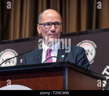 New York, Vereinigte Staaten. 03 Apr, 2019. New York, NY - 3. April 2019: Democratic National Committee Chairman Tom Perez spricht während National Action Network 2019 Übereinkommen im Sheraton Times Square Credit: Lev radin/Alamy leben Nachrichten Stockfoto