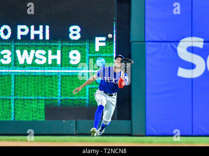 Arlington, Texas, USA. 03.April 2019: Texas Rangers rechter Feldspieler Hunter Pence #24 Macht eine gleitende Fänge während ein MLB Spiel zwischen den Houston Astros und der Texas Rangers bei Globe Life Park in Arlington, TX Texas besiegte Houston 4-0 Albert Pena/CSM. Credit: Cal Sport Media/Alamy leben Nachrichten Stockfoto