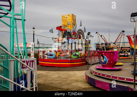 Die Kirmes und kleinen Themenpark auf der Promenade in der Küstenstadt Hunstanton Norfolk auf einer langweiligen und bewölkten Tag Mitte März. Verlassen Stockfoto