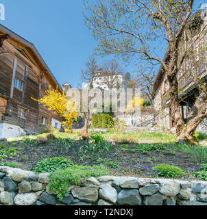 Werdenberg, SG/Schweiz - am 31. März 2019: Werdenberg Dorf mit historischen und traditionellen Gebäude und Architektur Details Stockfoto