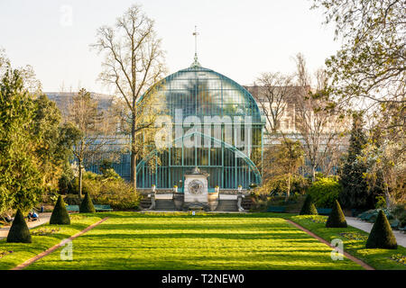 Vorderansicht des palmarium, der großen Palme Gewächshaus in den Jardin des Serres d'Auteuil in Paris, Frankreich, am Ende eines sonnigen Frühling Nachmittag. Stockfoto