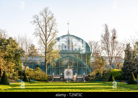 Vorderansicht des palmarium, der großen Palme Gewächshaus in den Jardin des Serres d'Auteuil in Paris, Frankreich, am Ende eines sonnigen Frühling Nachmittag. Stockfoto