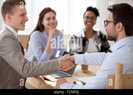 Diverse Geschäftsleute im Büro , Unternehmer die Hände schütteln. Makler und Kunden handshaking nach Verkaufsverhandlungen, Gruß, Signieren von c Stockfoto