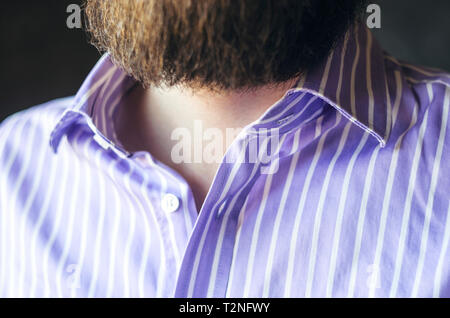 Closeup Junger bärtiger Mann im gestreiften Hemd ohne Krawatte. Tragen Konzept zu arbeiten. Stockfoto