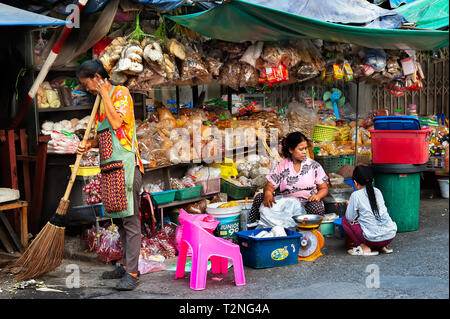 Samutsakorn Provinz, Thailand - 14. März 2019: Alltag der Straßenhändler, die Vielzahl der Nüsse, Gewürze und Kräuter auf der Hauptstraße. Stockfoto