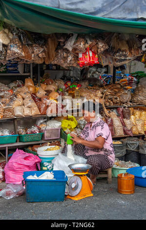 Samutsakorn Provinz, Thailand - 14. März 2019: Alltag der Straßenhändler, die Vielzahl der Nüsse, Gewürze und Kräuter auf der Hauptstraße. Stockfoto