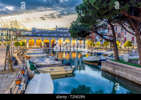 Sonnenuntergang über Marina am Gardasee in Desenzano, Italien Stockfoto