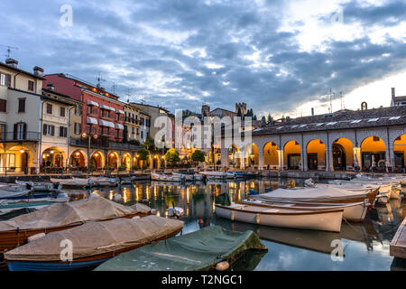 Sonnenuntergang über Marina am Gardasee in Desenzano, Italien Stockfoto