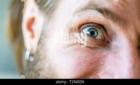 Man Mad Eye Hautnah. Mimische Falten rund um die Augen, Stockfoto