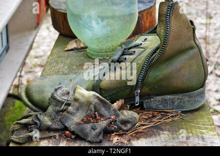 Die Schuhe keinen Namen leder Männer mit grünem Schimmel im Freien Nahaufnahme fallen Morsche Stockfoto