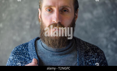 Portrait von einer selbstbewussten Mann mit einem Bart. Rücksichtnahme Emotion Konzept Stockfoto