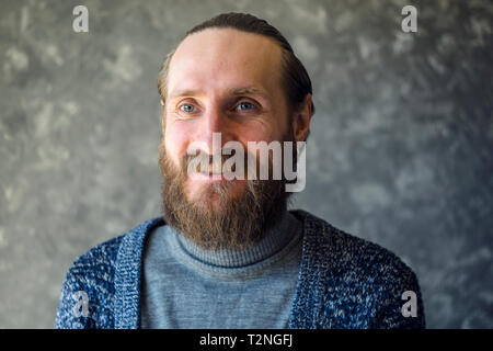 Close Up Portrait eines glücklichen Mann mit einem Bart ist Sprechen und Lachen. Freudige Kommunikation Konzept Stockfoto