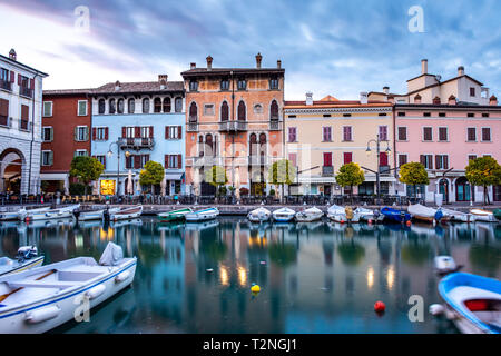 Sonnenuntergang über Marina am Gardasee in Desenzano, Italien Stockfoto