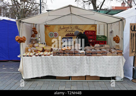 VILNIUS, LITAUEN - 02 März, 2019: Hausgemachte grobe rustikalen Roggen organisches Brot auf der Straße verkauft während der traditionellen Spring Kasjukas fair Stockfoto