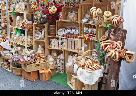 VILNIUS, LITAUEN - 02 März, 2019: Hausgemachte rustikalen organische Torten, Kuchen, Donuts, Muffins und auf der Straße verkauft während der traditionellen Spring Kaziu Stockfoto