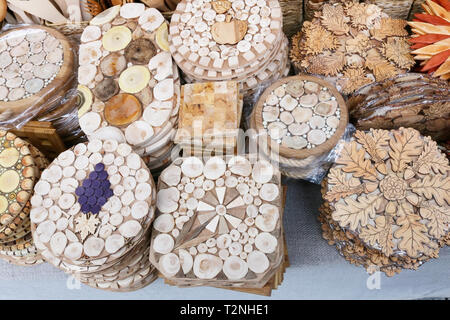 VILNIUS, LITAUEN - 02 März, 2019: Traditionelle litauische ländlichen hausgemachte Eiche Küche aus Holz Geräte sind auf der Spring Fair in den autolöscher verkauft Stockfoto