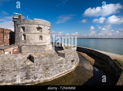 Calshot Castle Blick über Southampton Wasser Stockfoto