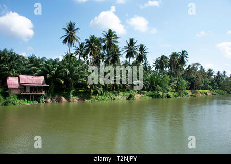 Blick Landschaft und Motion fließenden Wasser des Sawi Fluss am Sawi in Chumphon, Thailand an der Vorderseite des Wat Phra That sawi Tempel Stockfoto