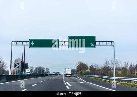 Grün leer Zeichen auf einer Autobahn in Italien Stockfoto