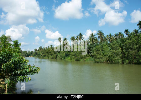 Blick Landschaft und Motion fließenden Wasser des Sawi Fluss am Sawi in Chumphon, Thailand an der Vorderseite des Wat Phra That sawi Tempel Stockfoto