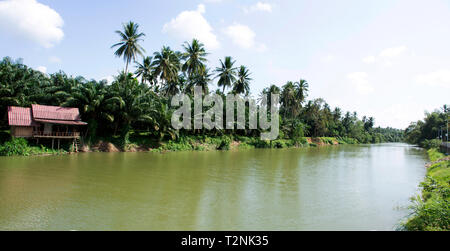 Blick Landschaft und Motion fließenden Wasser des Sawi Fluss am Sawi in Chumphon, Thailand an der Vorderseite des Wat Phra That sawi Tempel Stockfoto