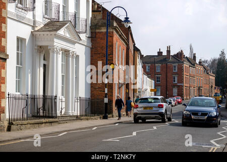 Devizes, Wiltshire, England, UK. März 2019. bunte Häuser in der Long Street in der Innenstadt. Stockfoto