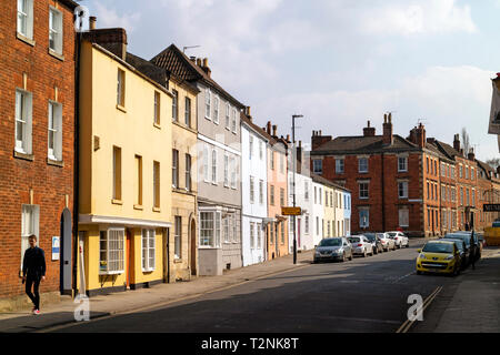 Devizes, Wiltshire, England, UK. März 2019. bunte Häuser in der Long Street in der Innenstadt. Stockfoto