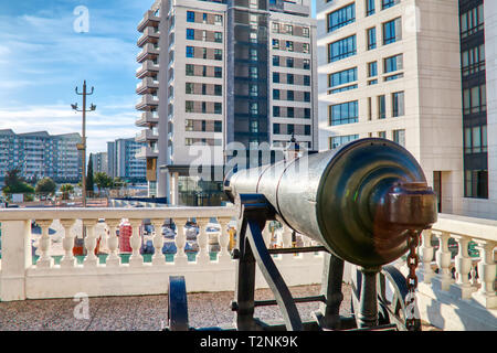 Gibraltar Straße mit alten Kanonen geschmückt Stockfoto