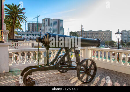 Gibraltar Straße mit alten Kanonen geschmückt Stockfoto