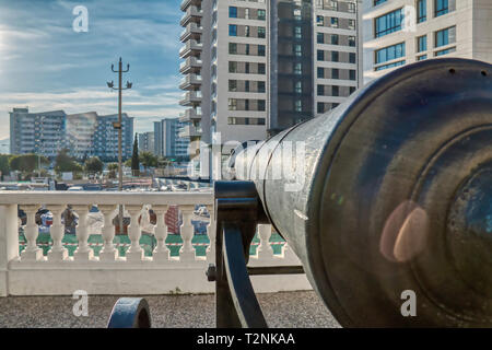 Gibraltar Straße mit alten Kanonen geschmückt Stockfoto