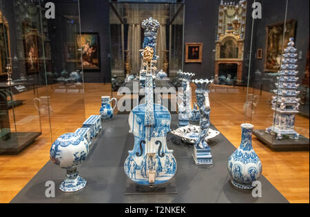 Ein rijksmuseum Galerie mit Delfter Blau Töpferei in Amsterdam, Niederlande Stockfoto