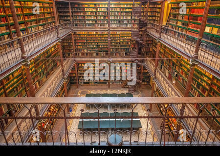Bücher sind gestapelt hoch in das Rijksmuseum Forschung Bibliothek die größte öffentliche Kunst Geschichte Forschung Bibliothek in den Niederlanden. Amsterdam, Niederlande Stockfoto