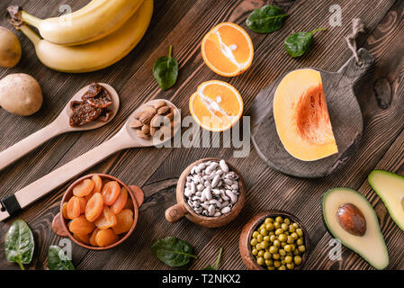 Gesunde Lebensmittel, die reich an Kalium Stockfoto